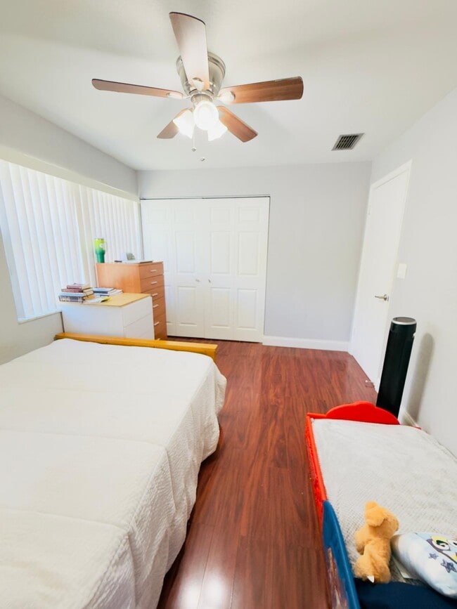 Building Photo - 5545 N Lakewood Cir