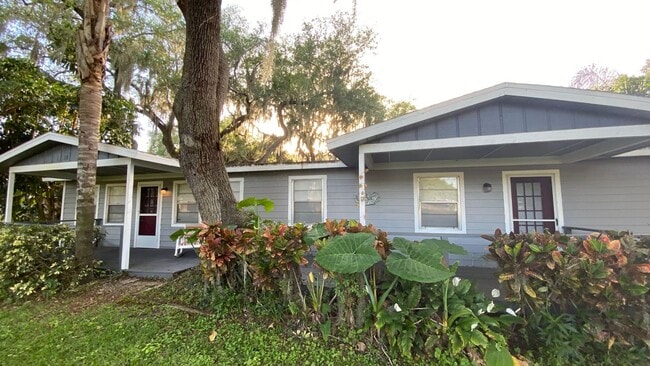 Building Photo - Spectacular Lakeview Home ~ 3 Bed or 2 Bed...