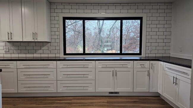 Building Photo - 2002 Woodlea Dr