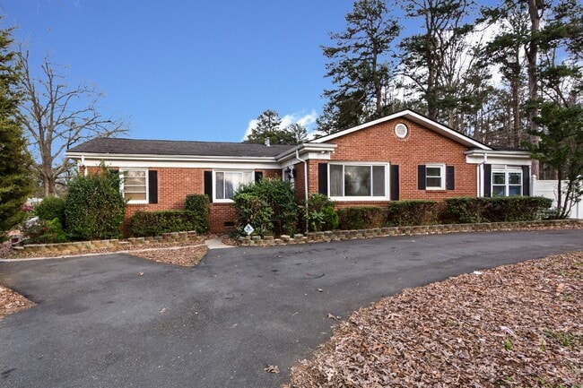 Building Photo - "Charming 3-Bedroom Retreat with Gleaming Hardwood Floors in Westerly Hills!"