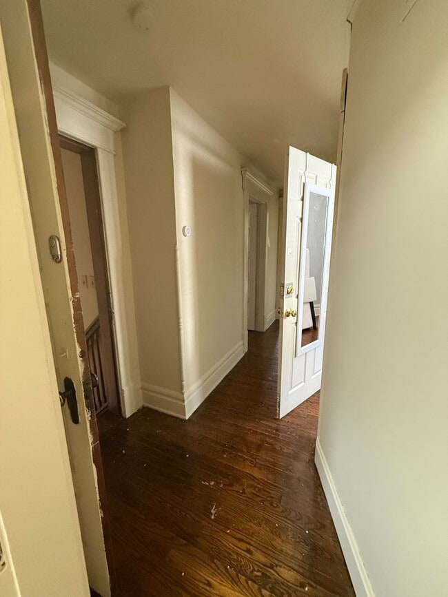 Building Photo - Large 7 bedroom, 2 bath home.