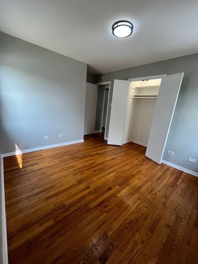 Building Photo - 4 Bedroom House Now Available in Tinley Pa...