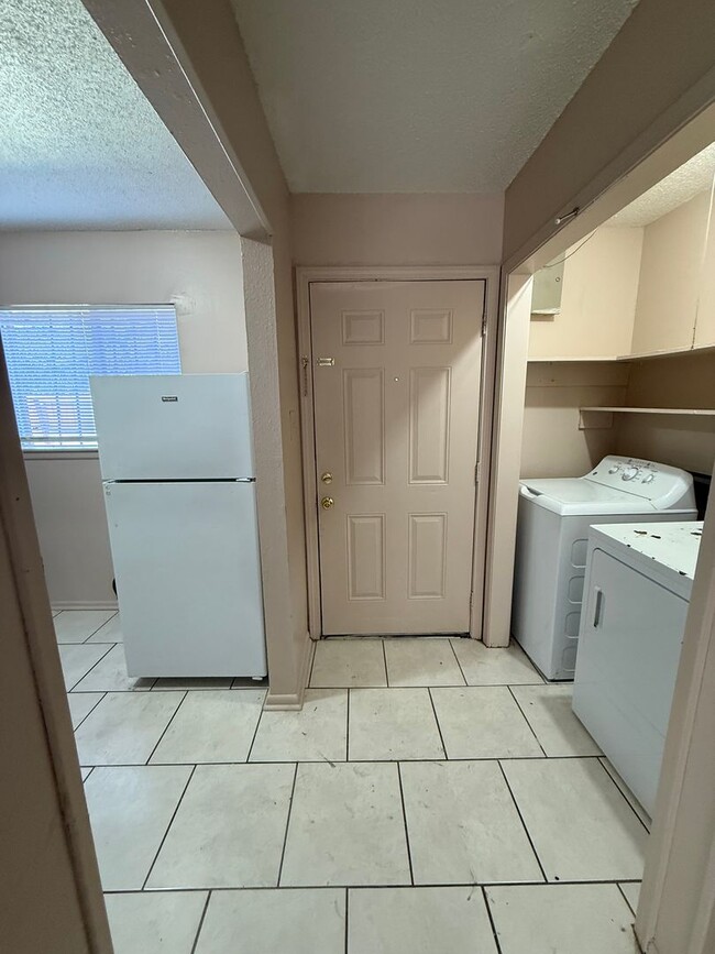 Building Photo - 2 bedroom 2 bath town home in a gated comm...