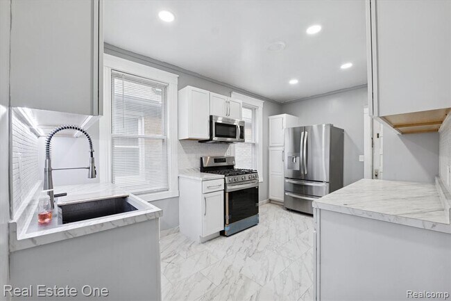 Building Photo - 304 Hendrie St