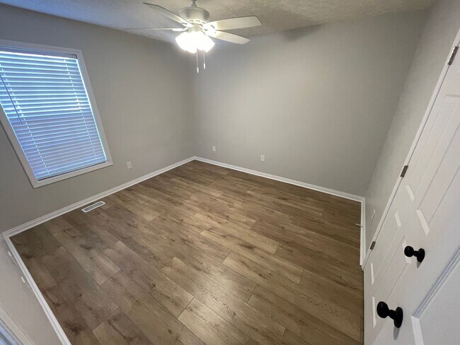 Building Photo - 3 Bedroom Home With Full Basement For Rent