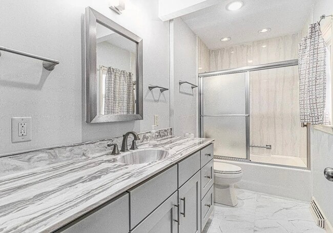 Building Photo - 1205 W Oak Ave