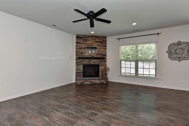 Building Photo - Sought-after 3BR/2.5BA Townhome in Desirab...