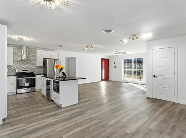 Building Photo - 3423 W Clarendon Dr