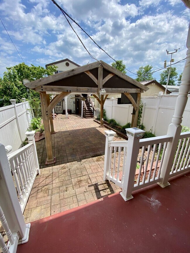 Building Photo - 3 Bedroom 1.5 Bath Private Home Must See K...