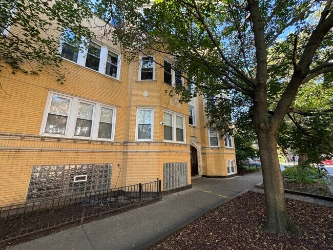 Primary Photo - 2257 W Rosemont Ave