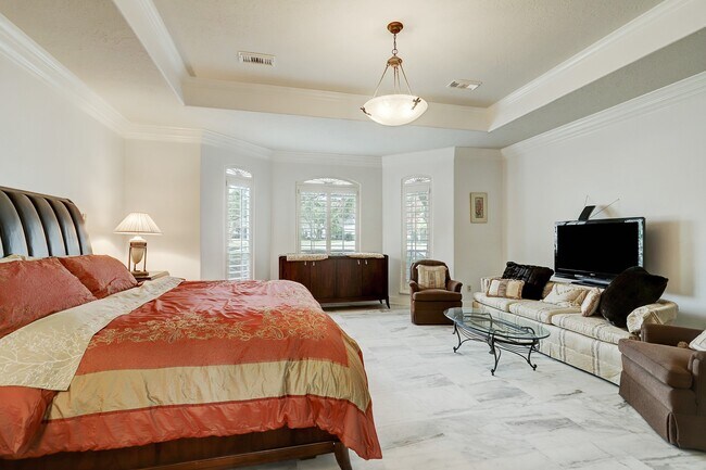 Building Photo - 13703 Lakeshore Way Cove