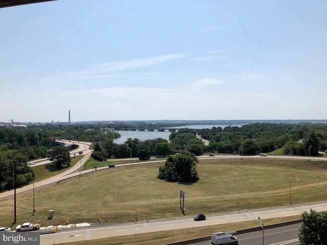 Building Photo - 1021 Arlington Blvd