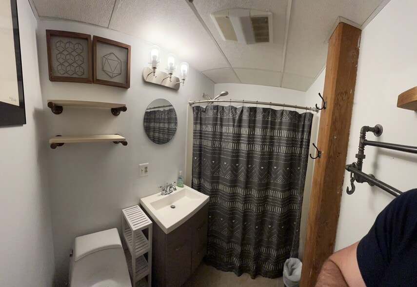 Building Photo - 222 Williams St E