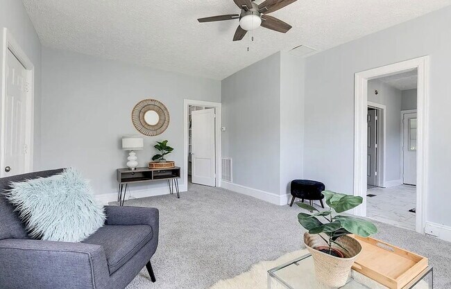 Building Photo - 9 S Fern Ave