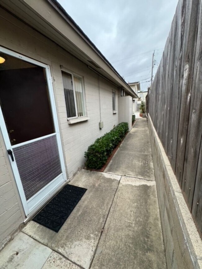 Building Photo - Oliver Ave | Relaxed Coastal Apartments in Pacific Beach – Easy Living Just Blocks from the Ocean!