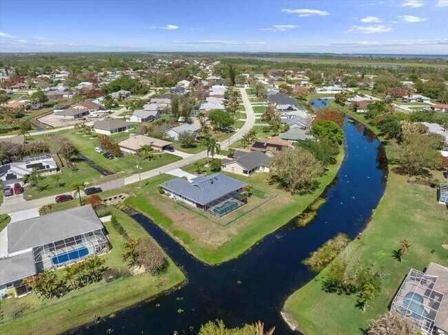 Building Photo - 1902 SE Gaskins Cir