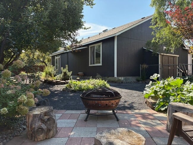 Building Photo - Single level home located in Redmond!  RV ...