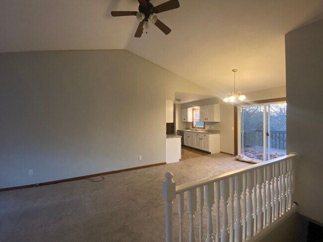 Building Photo - Three Bedroom Duplex in Rockford!