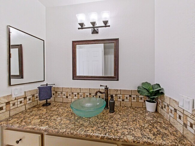Building Photo - Spectacular 4 bedroom family home with oce...