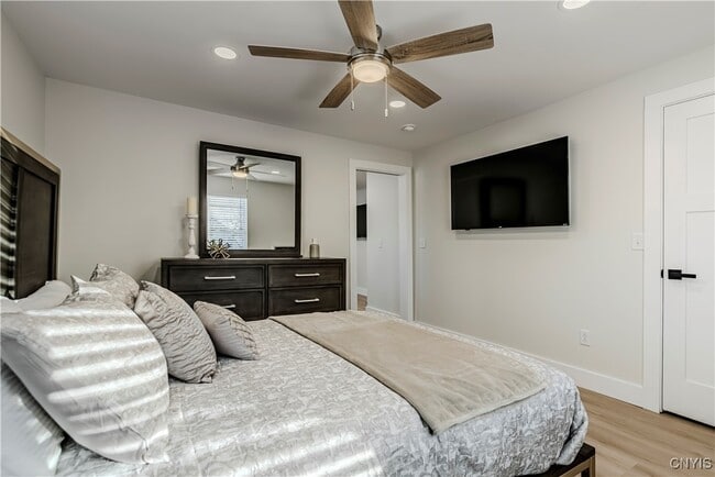 Building Photo - 1104 Main St