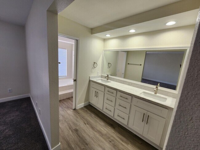 Building Photo - Beautiful: 3 Bedroom 2 Bath Single Family ...