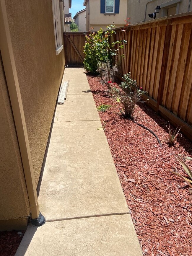 Building Photo - Folsom 4 bdrm, 3 bath near Folsom HS