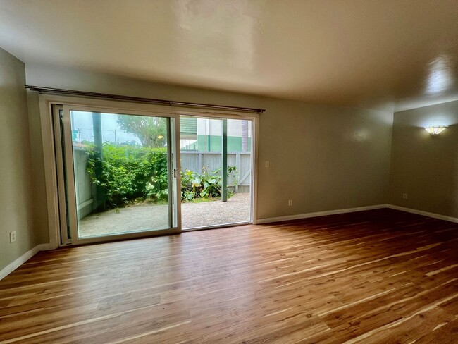 Building Photo - GREAT location, downstairs 2+2 condo