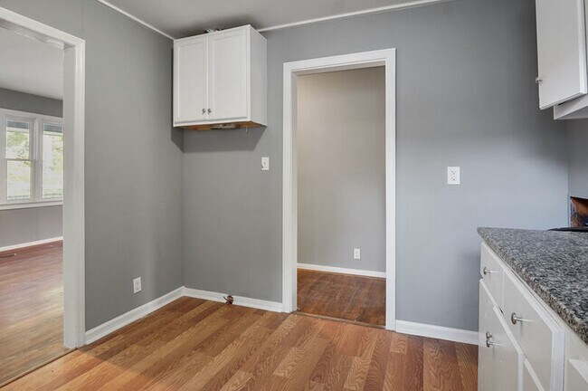 Building Photo - 402 Carver Ave