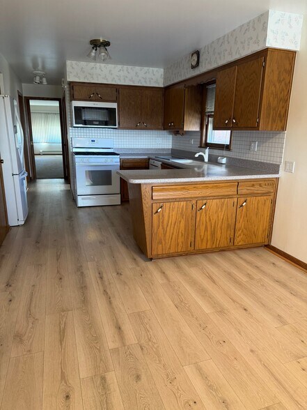 Building Photo - 6614 W Devon Ave