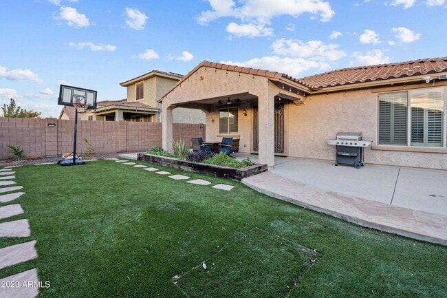 Building Photo - Las Brisas Beauty