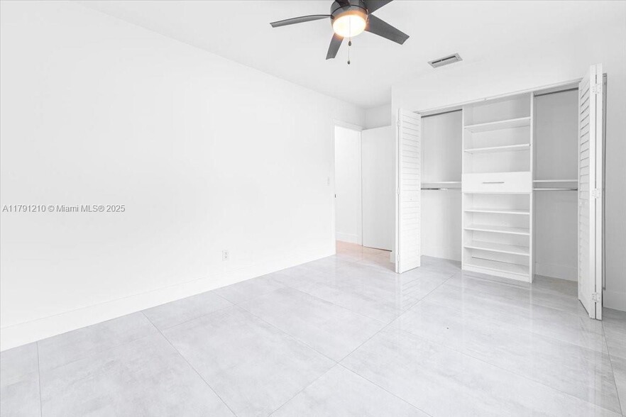 Building Photo - 5804 SW 116th Ave