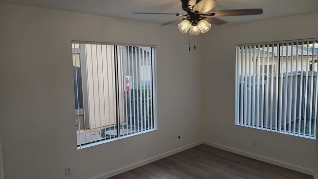 Building Photo - 1300A