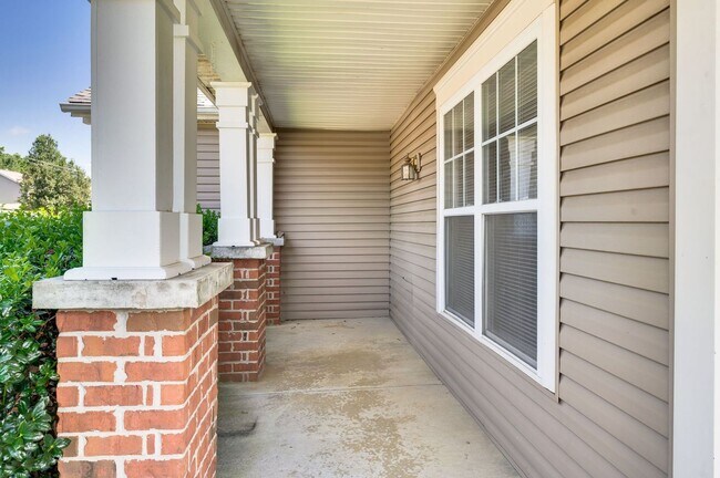 Building Photo - Awesome 4BE-Office/Bonus Room/ 2BA Home in...