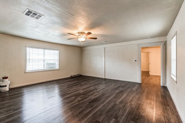 Building Photo - FOR LEASE 2/1  CORNER HOME