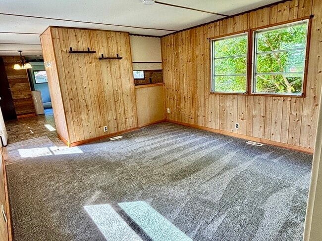 Building Photo - 27 Lynnbrook Ave