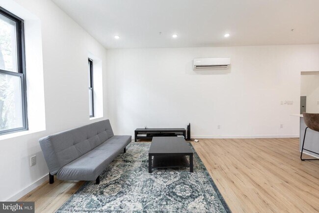 Building Photo - 3945 Lancaster Ave