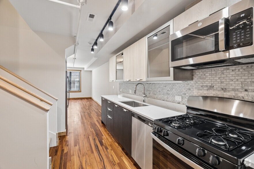 2BR, 2.5BA - 1,000SF - Kitchen - 4611 S Ellis Ave