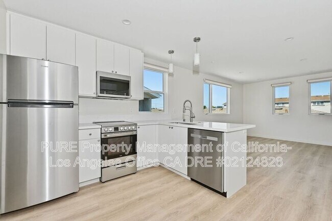 Building Photo - 1536 W 205th St