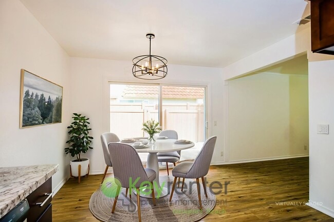 Building Photo - Updated 3 Bedroom Single Level Condo in La...