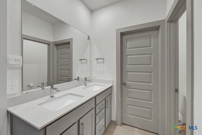 Building Photo - 1312 Plymouth St