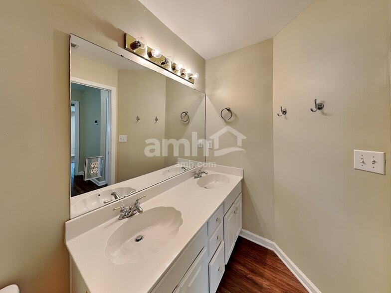 Building Photo - 8207 Abbottsgate Ln