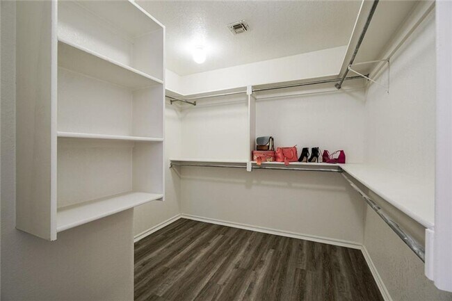 Building Photo - Absolutely Adorable, 2 bed, 2 bath, 2 car ...