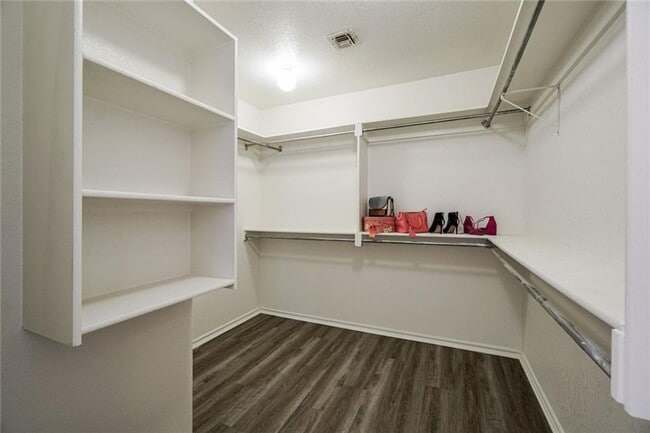 Building Photo - Absolutely Adorable, 2 bed, 2 bath, 2 car + study