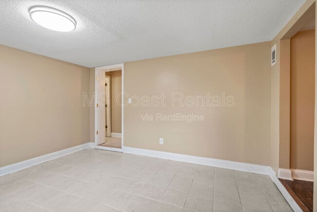 Building Photo - 583 Neal Dr