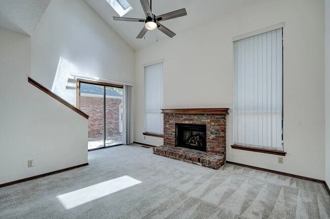Building Photo - Beautiful Two-Story 3bed/2bath Townhome Available in Westside Norman!!