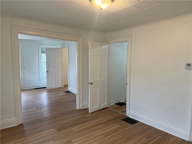 Building Photo - 355 Caroline St