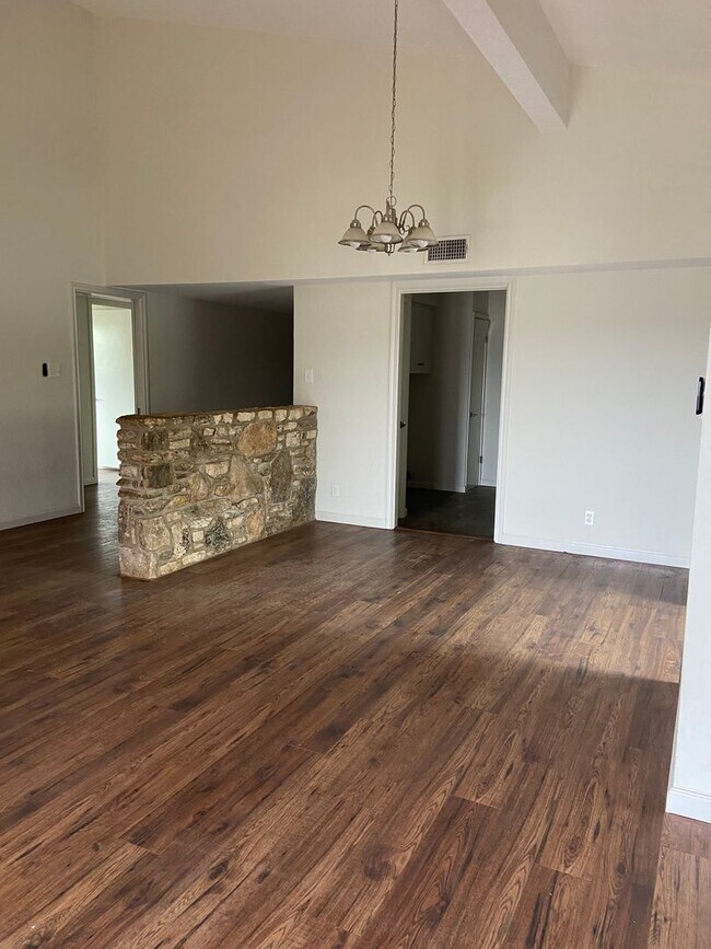 Building Photo - Newly Remodeled