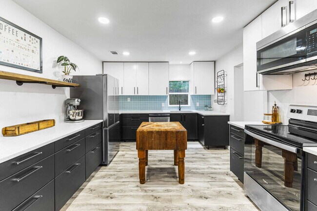 Building Photo - Timeless Charm Meets Modern Comfort in Brookview