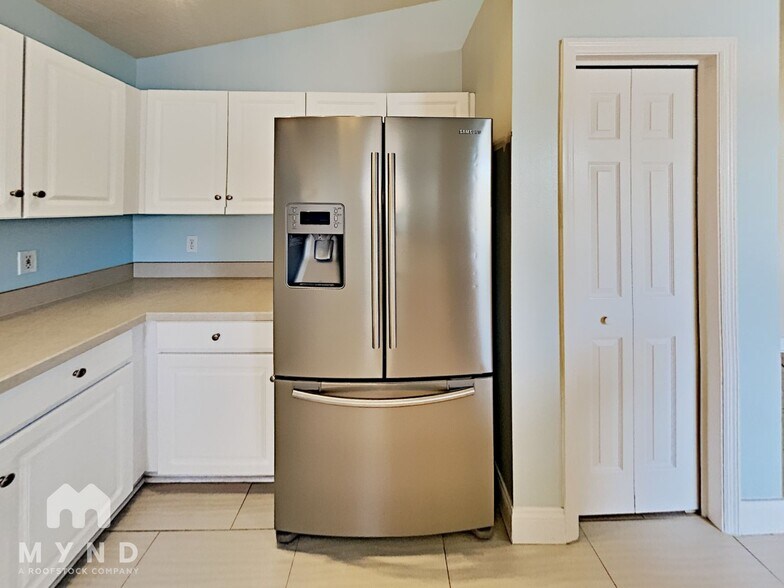 Building Photo - 1500 Baythorn Dr