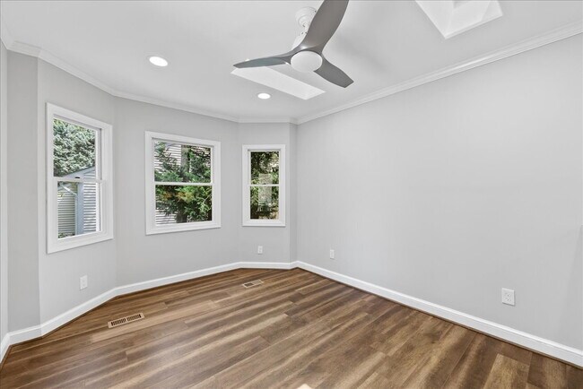 Building Photo - "Charming 4-Bed Retreat with Granite Kitch...